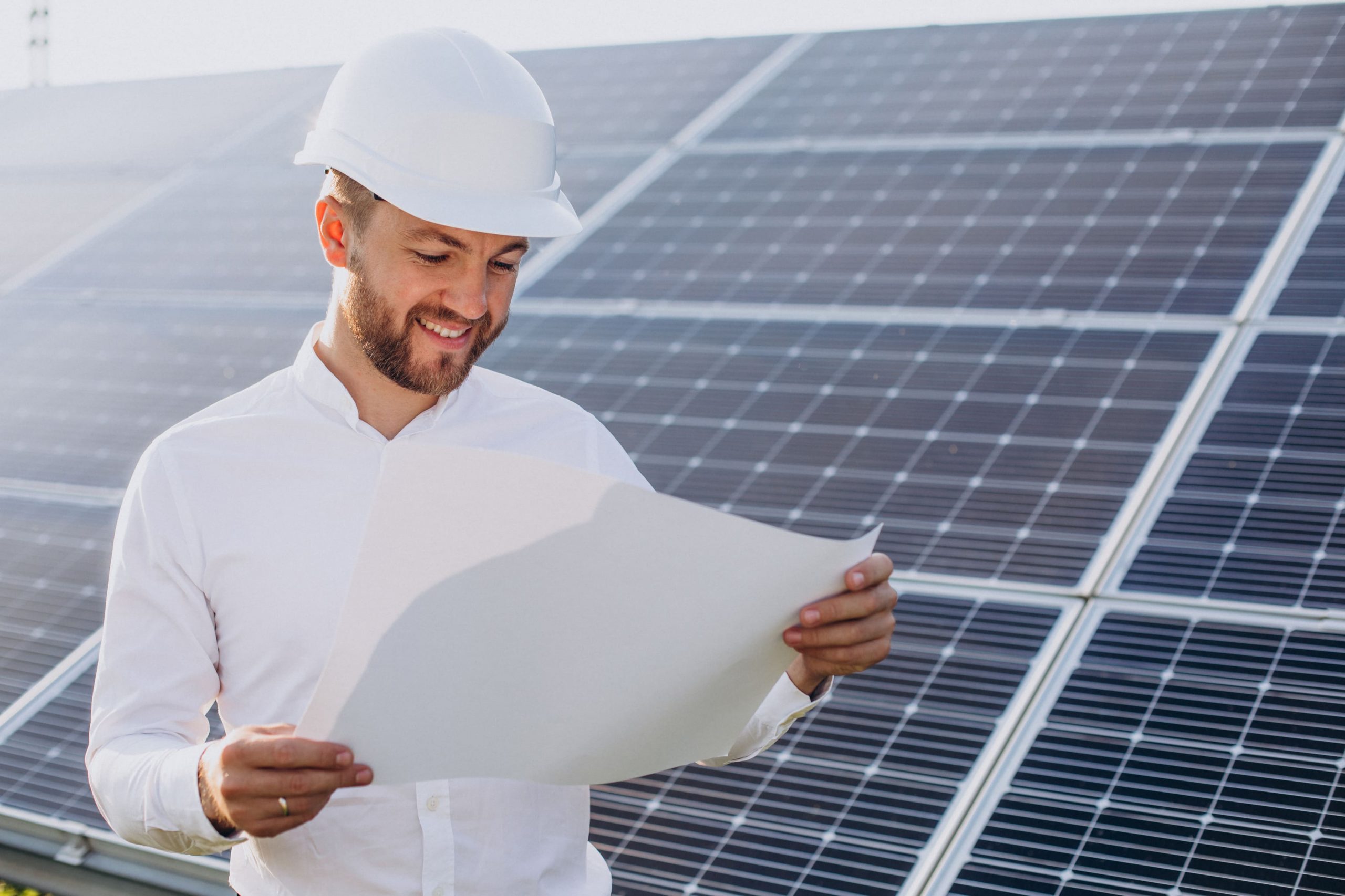 Image chef de chantier illustrant l'installation de panneaux photovoltaïques suite à des leads de qualités